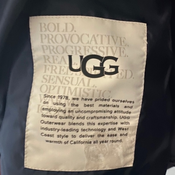 UGG Izzy Puffer Jacket in Navy - Picture 4 of 10